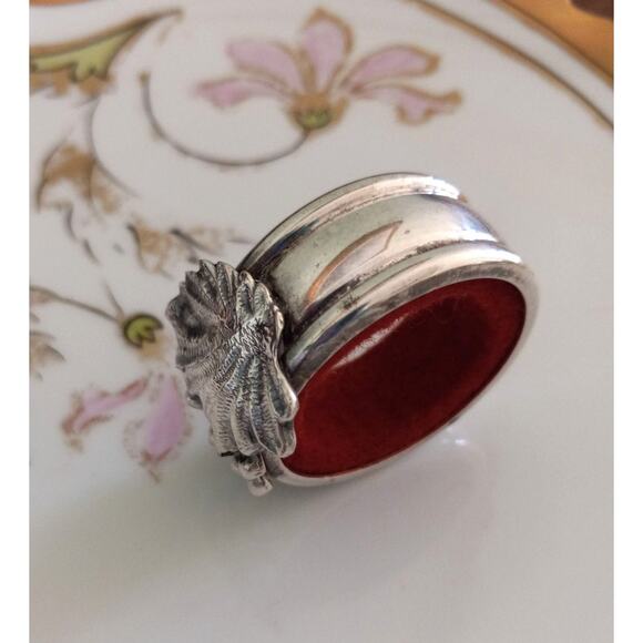 Vintage Felt Lined Silver Plate Napkin Ring Heavily Embossed w/ Leaf and Grapes - Picture 4 of 10